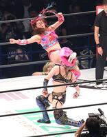 安納サオリ（下）にキックを決めるフワちゃん