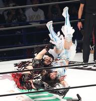 玖麗さやか（右）を攻める上谷沙弥