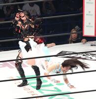 上谷沙弥（左）を攻める玖麗さやか