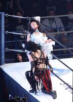 上谷沙弥（手前）を攻める玖麗さやか