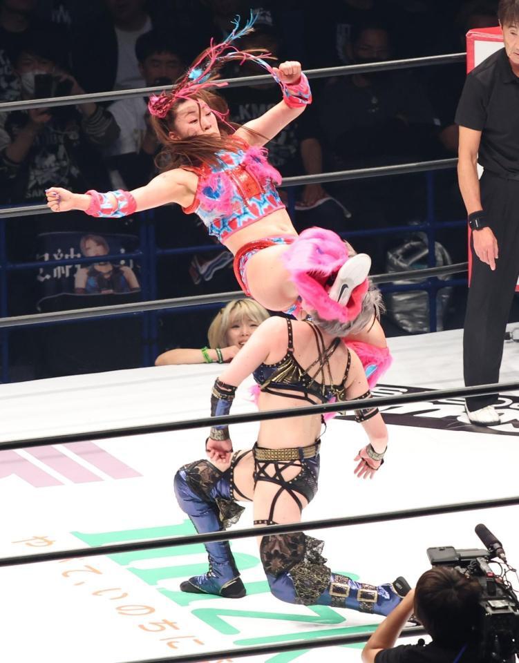 安納サオリ（下）にキックを決めるフワちゃん