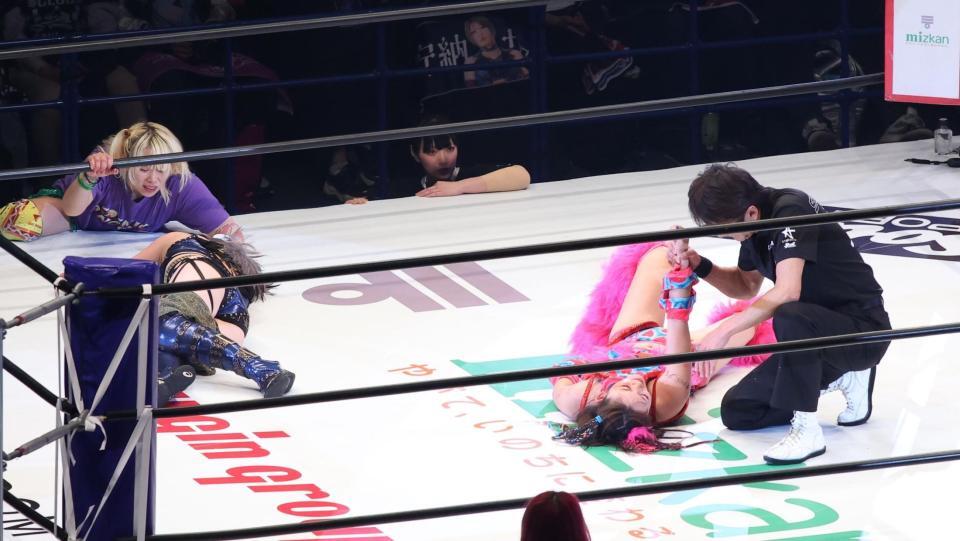 安納サオリ（左下）に勝利したフワちゃん