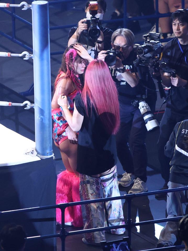 葉月（右）に頭をなでられるフワちゃん