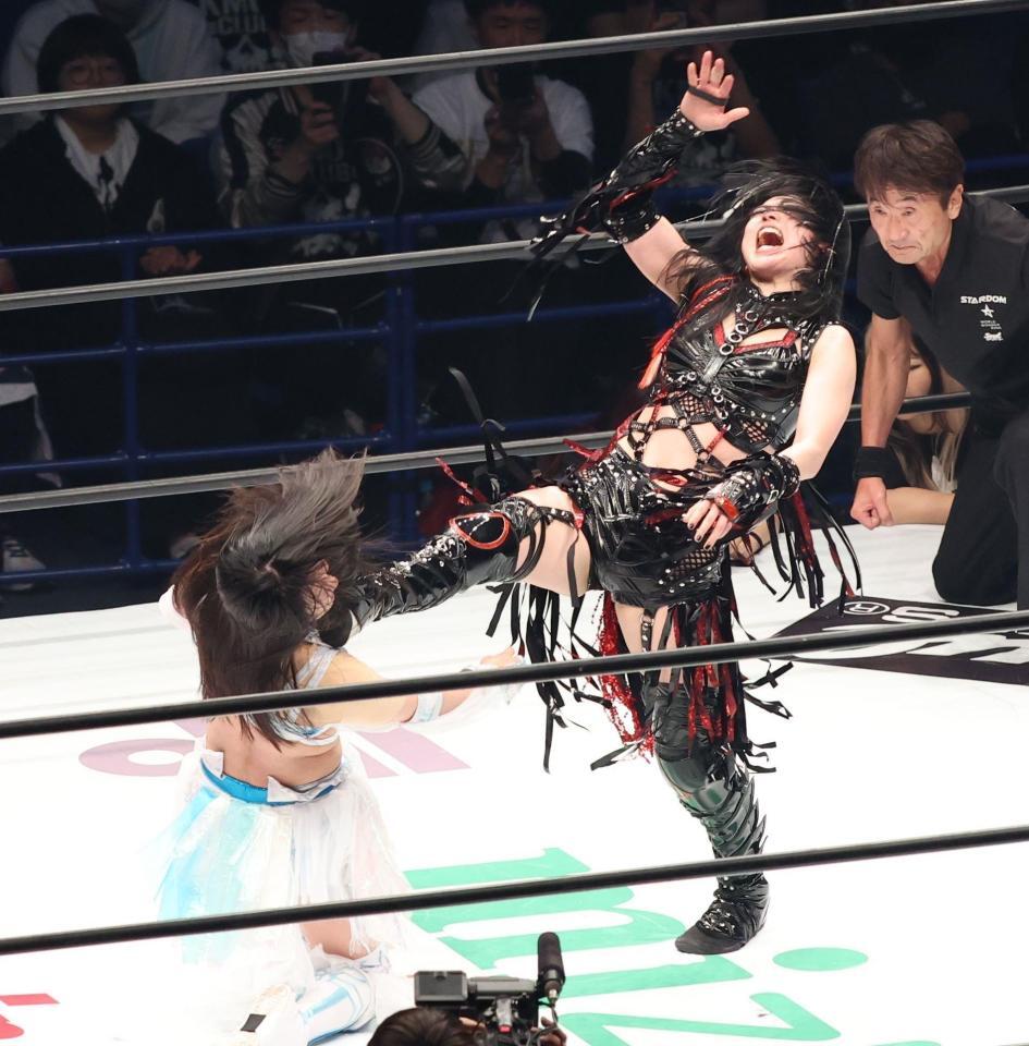 玖麗さやか（左）にキックを決める上谷沙弥