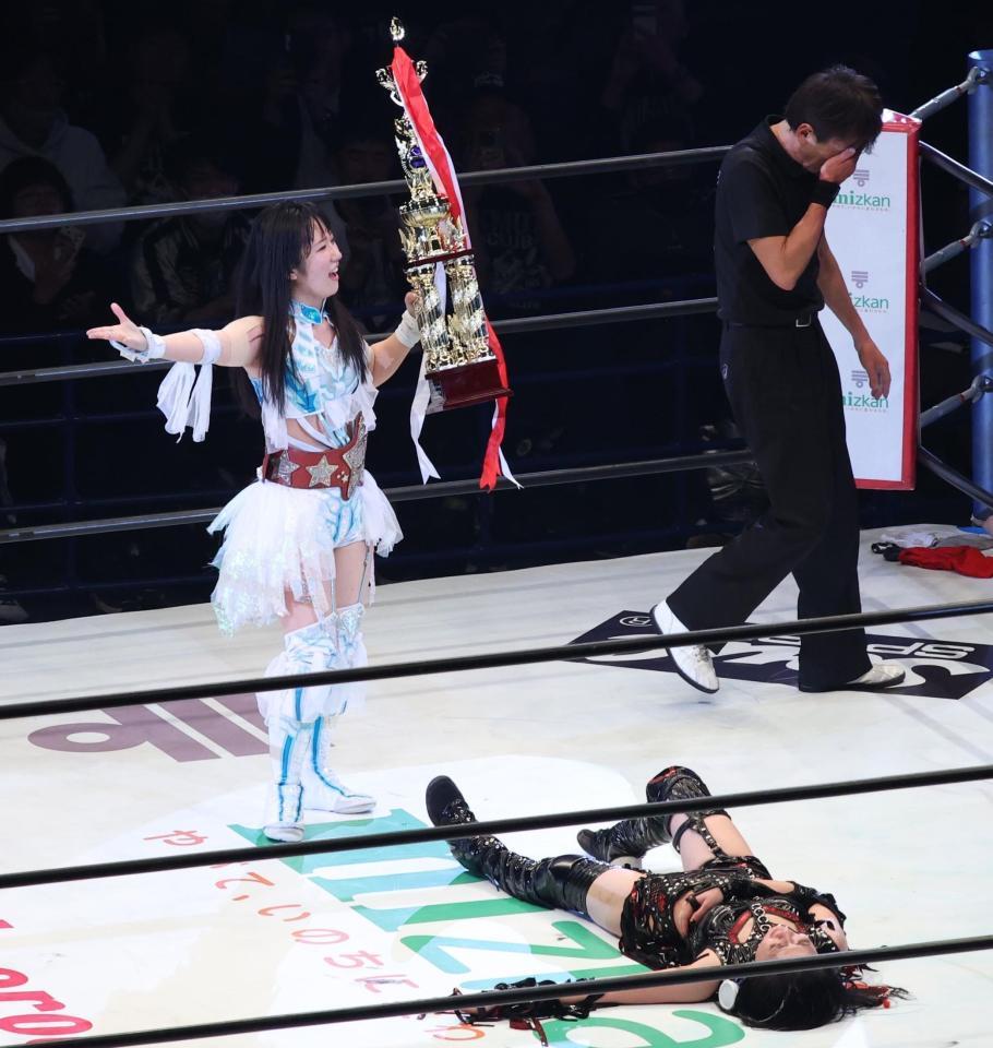 上谷沙弥（下）を破り、新王者になった玖麗さやか＝横浜アリーナ