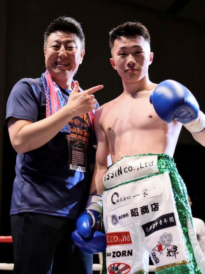 勝利を喜ぶディアマンテジムの野上真司オーナー（左）と高田龍輝