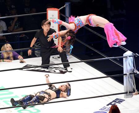　安納サオリ（下）にムーンサルトプレスを決めるフワちゃん