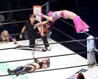 　安納サオリ（下）にムーンサルトプレスを決めるフワちゃん