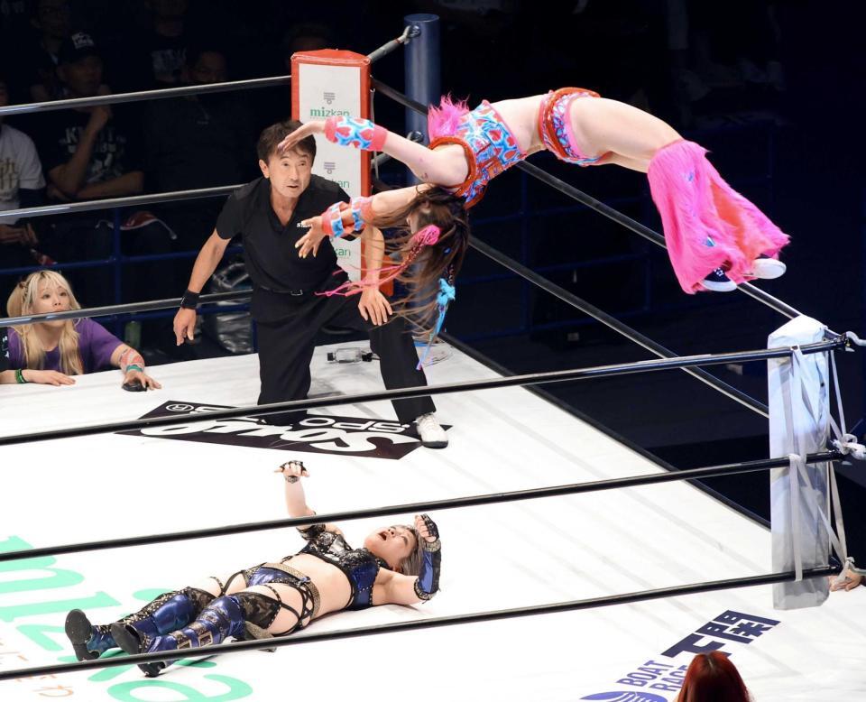 　安納サオリ（下）にムーンサルトプレスを決めるフワちゃん