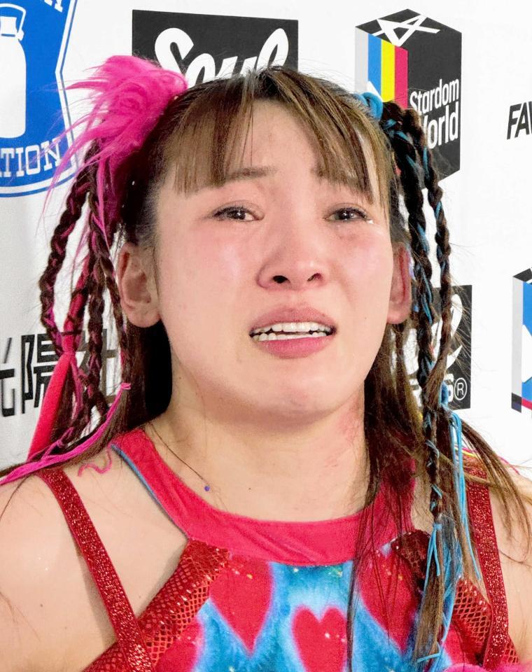 　金星を挙げ、号泣するフワちゃん