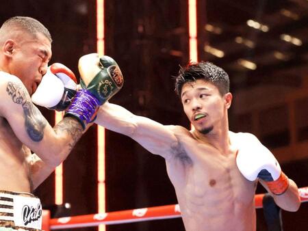 　セバスチャン・エルナンデスを攻める中谷潤人＝２５年１２月（ゲッティ＝共同）