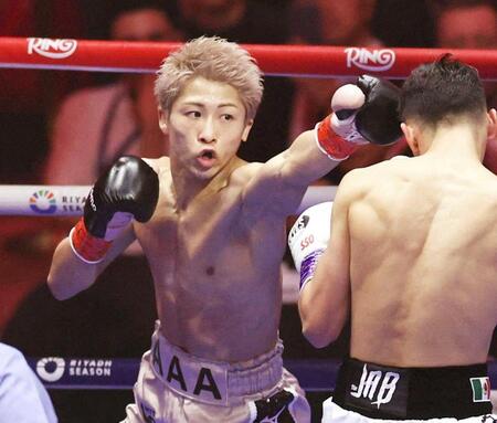 　アラン・ピカソ（右）と対戦する井上尚弥＝２５年１２月（ロイター＝共同）