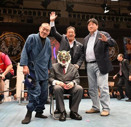 初代タイガーマスクと集合写真におさまる左から藤原喜明、藤波辰爾、前田日明