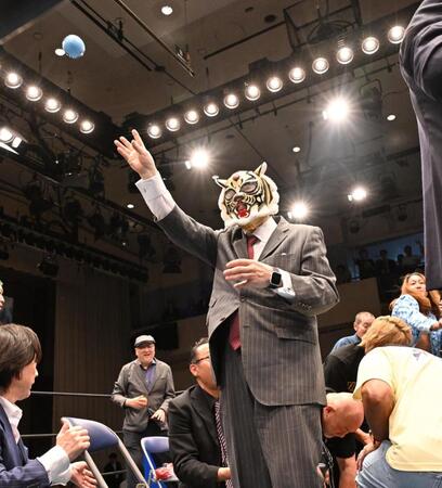 ファンにボール投げをする初代タイガーマスク