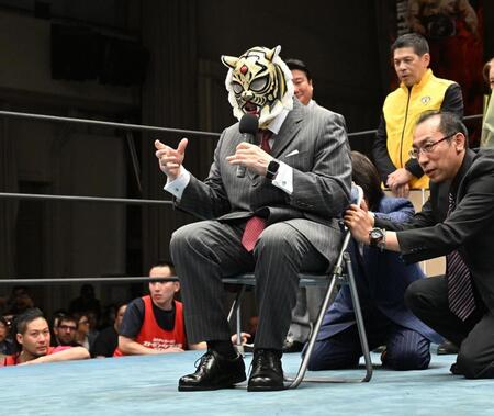 挨拶をする初代タイガーマスク