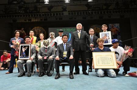 集合写真におさまる初代タイガーマスク