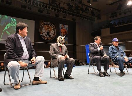 トークショーをする左から前田日明、初代タイガーマスク、藤波辰爾、藤原喜明