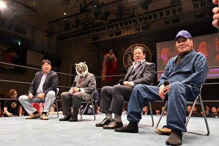 トークショーをする左から前田日明、初代タイガーマスク、藤波辰爾、藤原喜明