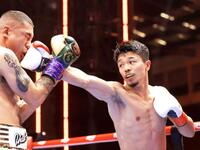 　セバスチャン・エルナンデスを攻める中谷潤人＝２５年１２月（ゲッティ＝共同）