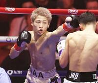 　アラン・ピカソ（右）と対戦する井上尚弥＝２５年１２月（ロイター＝共同）