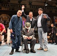 初代タイガーマスクと集合写真におさまる左から藤原喜明、藤波辰爾、前田日明