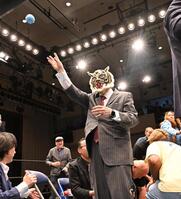 ファンにボール投げをする初代タイガーマスク