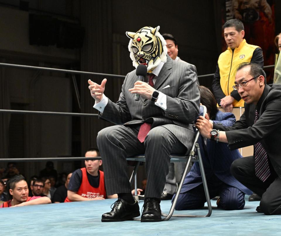 挨拶をする初代タイガーマスク