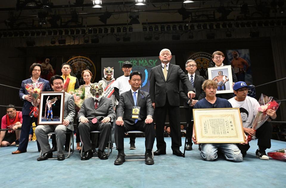 集合写真におさまる初代タイガーマスク