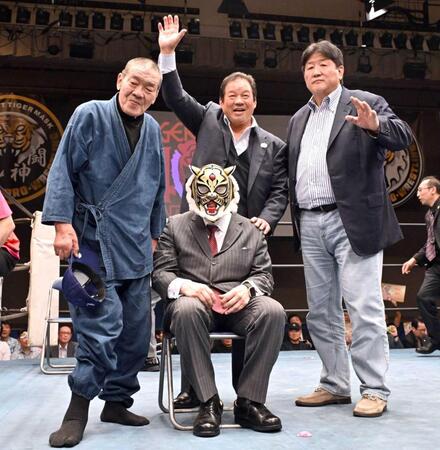 　（後列左から）藤原喜明、藤波辰爾、前田日明と写真に納まる初代タイガーマスク