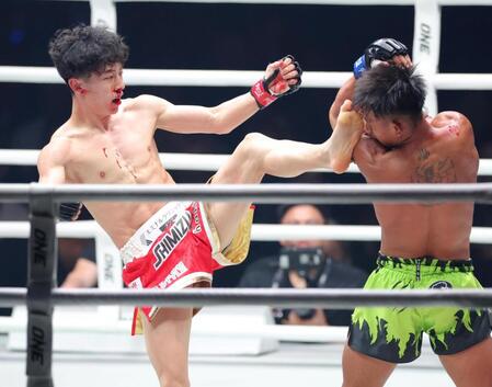 ソンチャイノーイ・ゲッソンリット（右）に蹴りを浴びせる吉成名高（撮影・吉澤敬太）