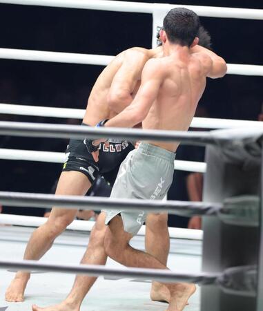 アバズベク・ホルミルザエフ（右）のバックブローを浴び、ＫＯ負けを喫する若松佑弥（撮影・吉澤敬太）
