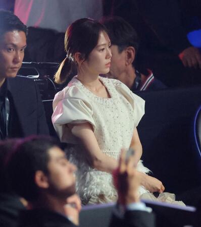 見守る川口葵（撮影・吉澤敬太）