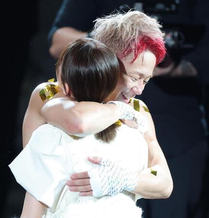 妻の川口葵を抱きしめる武尊（撮影・吉澤敬太）