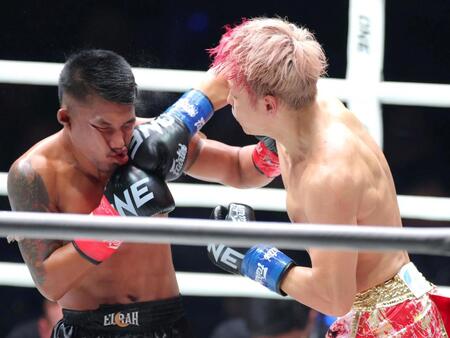 ロッタン・ジットムアンノン（左）の顔面を打ち抜く武尊（撮影・吉澤敬太）