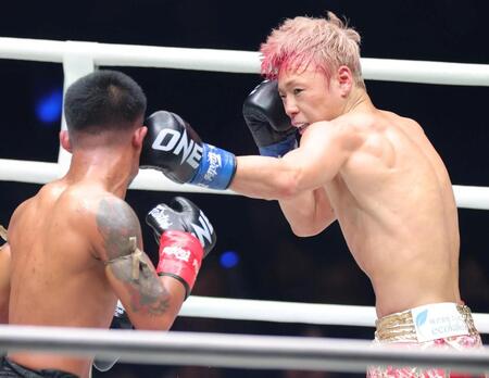 ロッタン・ジットムアンノン（左）の顔面に左を打ち込む武尊（撮影・吉澤敬太）