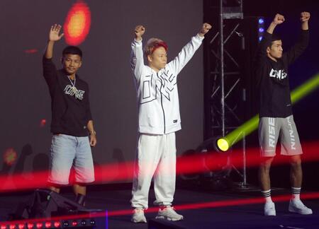 ロッタン・ジットムアンノン（左）らと並び立ち歓声に応える武尊（中央）＝撮影・吉澤敬太