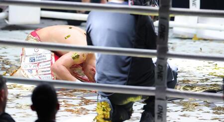 奪取したばかりのベルトをリングに置いて後輩に託し、リングを降りる武尊（撮影・吉澤敬太）