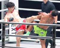 ソンチャイノーイ・ゲッソンリット（右）に蹴りを浴びせる吉成名高（撮影・吉澤敬太）