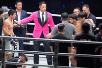 アバズベク・ホルミルザエフ（左）のバックブローでマットに沈み、朦朧とする若松佑弥（撮影・吉澤敬太）