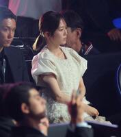 見守る川口葵（撮影・吉澤敬太）