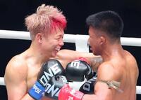 ロッタン・ジットムアンノン（右）と笑顔で打ち合う武尊（撮影・吉澤敬太）