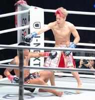 ダウンを奪う武尊（撮影・吉澤敬太）