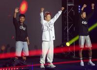 ロッタン・ジットムアンノン（左）らと並び立ち歓声に応える武尊（中央）＝撮影・吉澤敬太