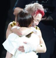 妻の川口葵を抱きしめる武尊（撮影・吉澤敬太）