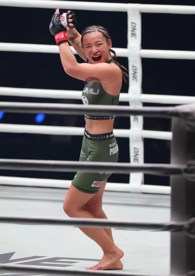 リトゥ・フォガットに勝利し歓喜のダンスを舞う平田樹（撮影・吉澤敬太）