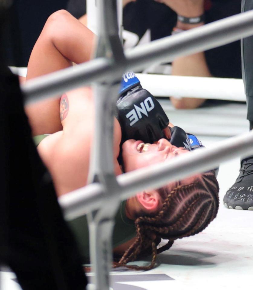 リトゥ・フォガット（奥）を締め落とす平田樹（撮影・吉澤敬太）