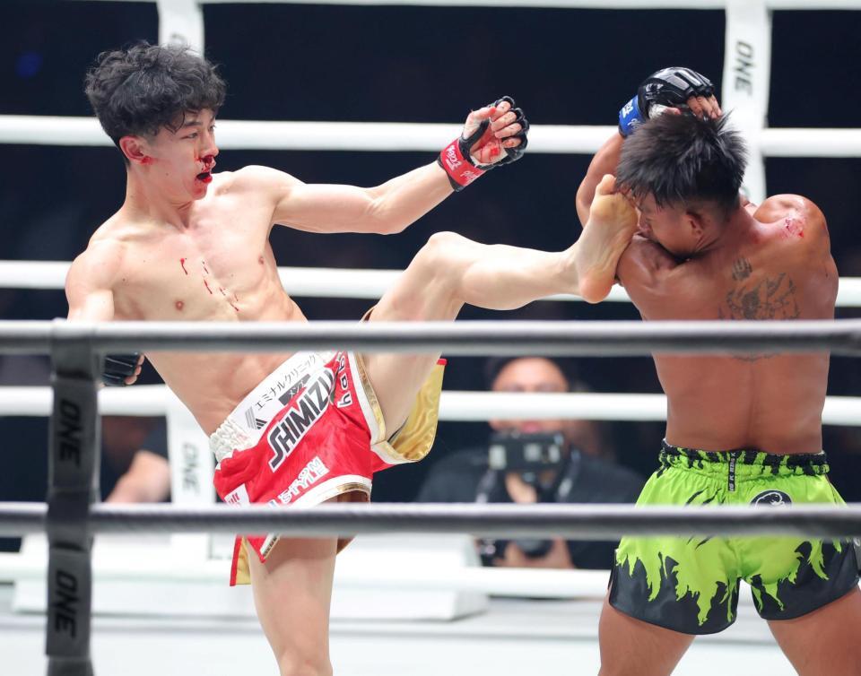 ソンチャイノーイ・ゲッソンリット（右）に蹴りを浴びせる吉成名高（撮影・吉澤敬太）