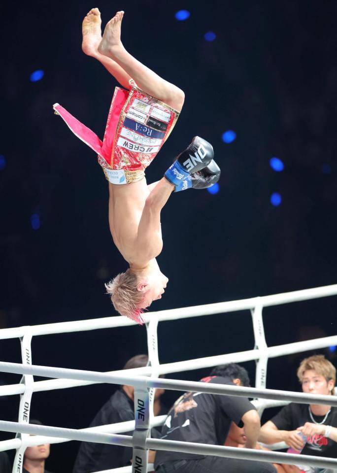 ロッタン・ジットムアンノン（右下２人目）を破り、トップコーナーから回転しながら飛び降りる武尊（撮影・吉澤敬太）