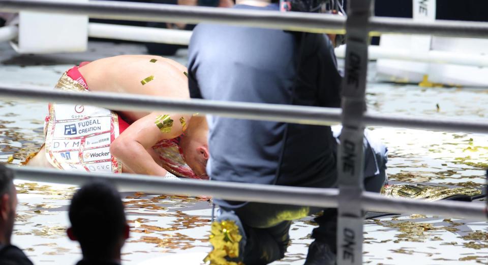 奪取したばかりのベルトをリングに置いて後輩に託し、リングを降りる武尊（撮影・吉澤敬太）