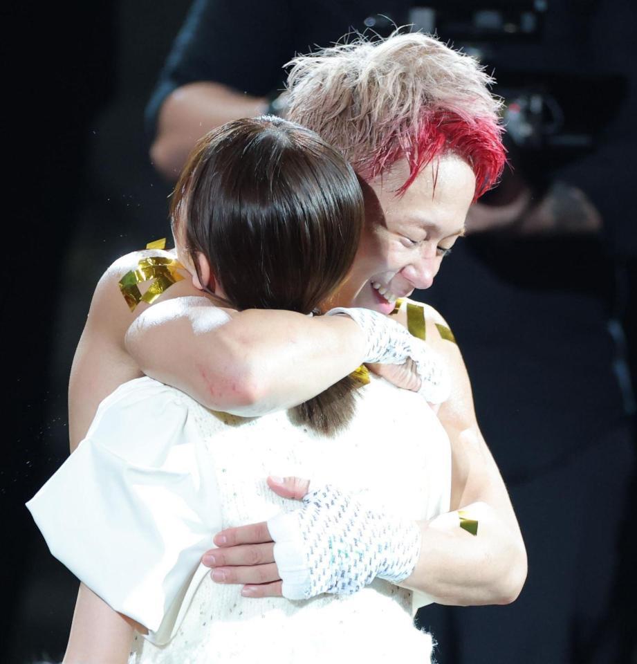 妻の川口葵を抱きしめる武尊（撮影・吉澤敬太）